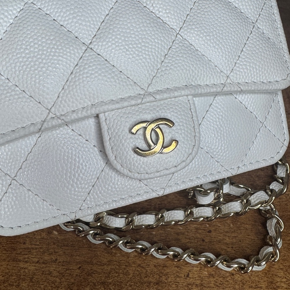 CHANEL White Caviar Leather cardholder on chain - Picture 5 of 15